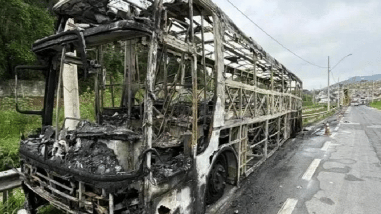 Ônibus com torcedores do Cruzeiro ficou destruído após ataque de membros da Mancha Verde