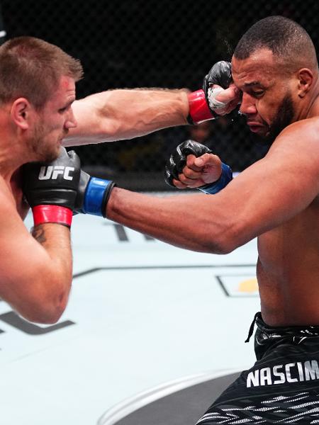 Alexandr Romanov e Rodrigo Nascimento, durante luta do UFC