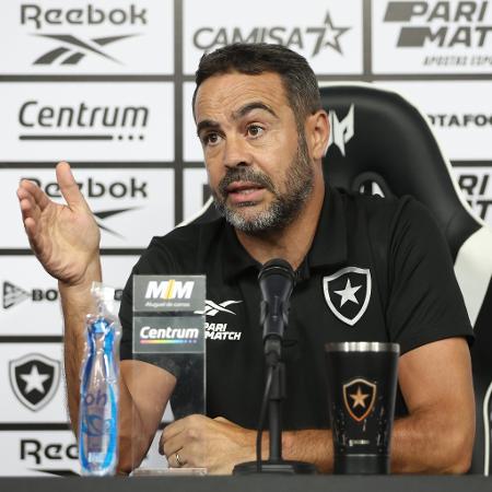 Artur Jorge, sobrancelha esquerda levantada, apontou investimentos do Palmeiras