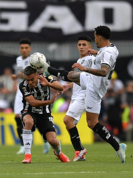 Gregore acerta Fausto Vera e é expulso na final da Libertadores entre Atlético-MG e Botafogo 