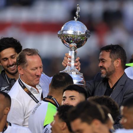 John Textor e Artur Jorge posam com a taça da Libertadores da América 2024