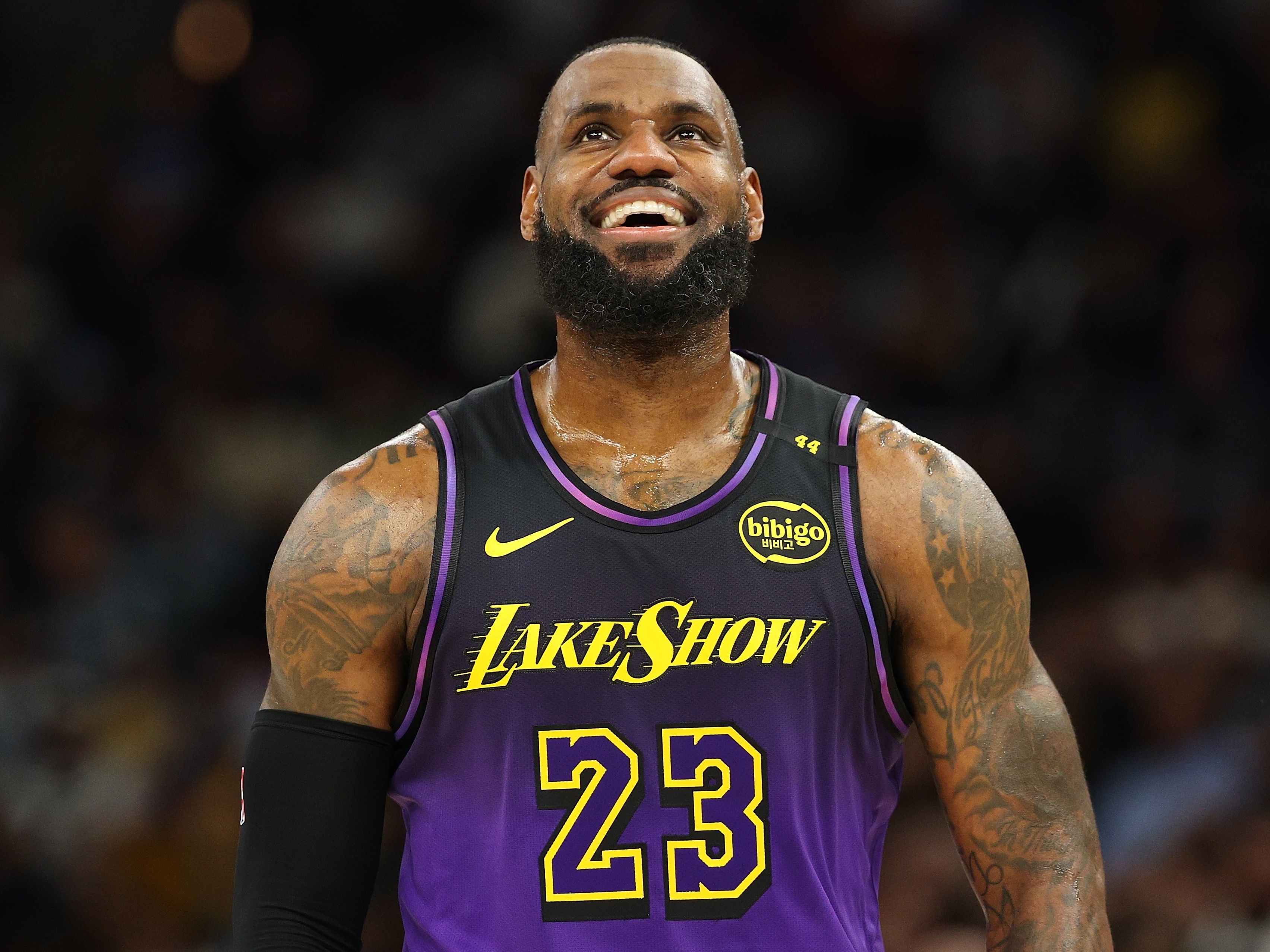 LeBron vira quarentão melhor que Jordan com vinho, gelo e bom sono