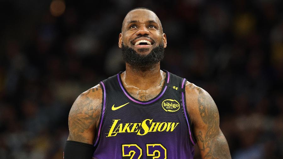 LeBron James, do Los Angeles Lakers, sorri durante jogo contra o Minnesota Tiberwolves, válido pela temporada regular da NBA