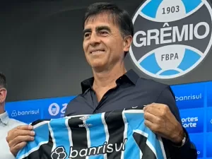 Quinteros é apresentado no Grêmio e diz que conta com Villasanti, alvo do Palmeiras