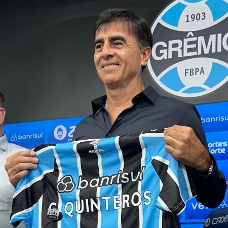 Técnico Gustavo Quinteros durante apresentação no Grêmio