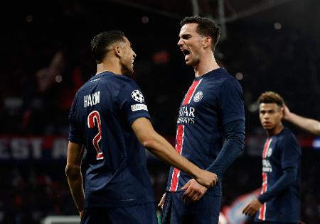 Hakimi e Fabián Ruiz comemoram gol do PSG sobre o Arsenal em duelo da Champions Hakimi e Fabián Ruiz comemoram gol do PSG sobre o Arsenal em duelo da Champions