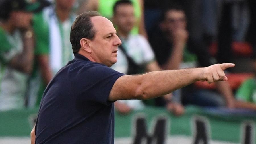 Rogério Ceni, técnico do Bahia, durante jogo contra o Atlético Nacional - Jaime SALDARRIAGA / AFP