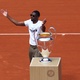 Campeão da Liga dos Campeões, Dembélé leva taça a Roland Garros
