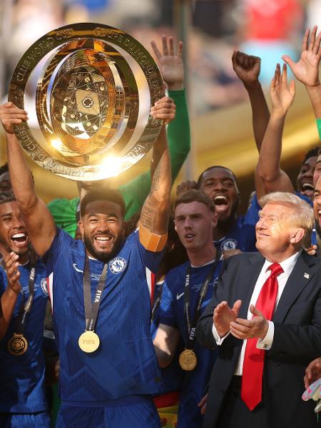 Jogadores do Chelsea levantam troféu do Mundial de Clubes; Donald Trump participou da festa Jogadores do Chelsea levantam troféu do Mundial de Clubes; Donald Trump participou da festa