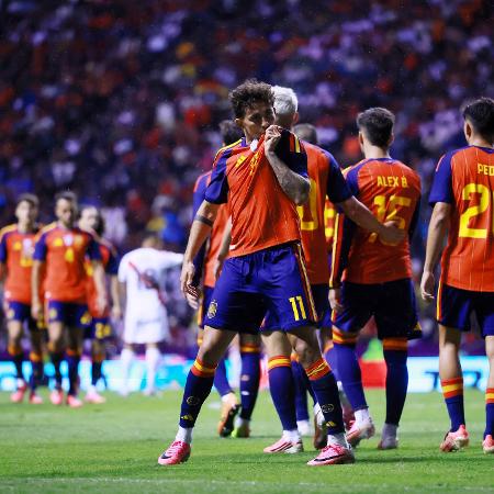 Yéremy Pino, da Espanha, comemora gol em amistoso contra o Peru