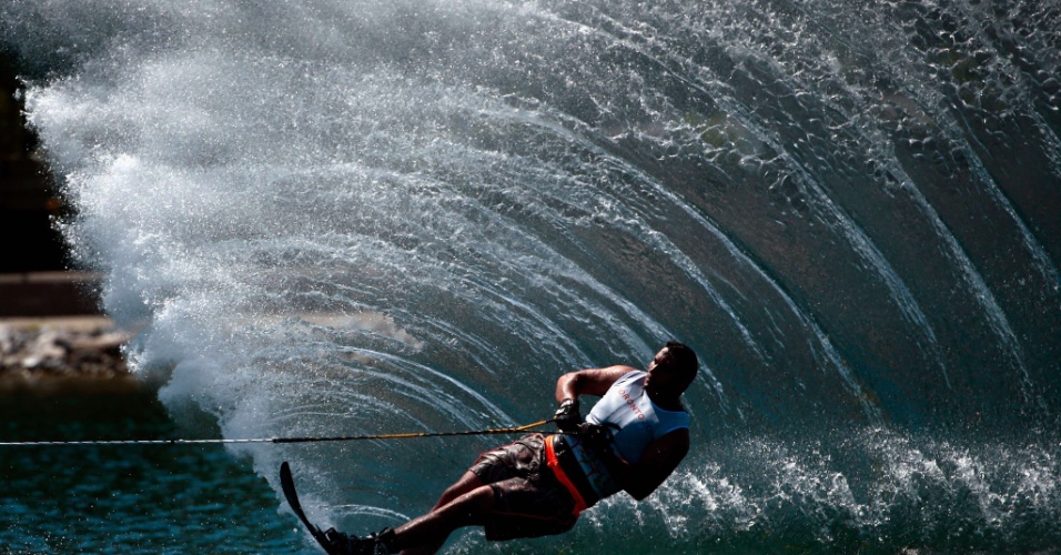 O brasileiro Felipe Neves deixa seu rastro na água em sua apresentação no esqui aquático