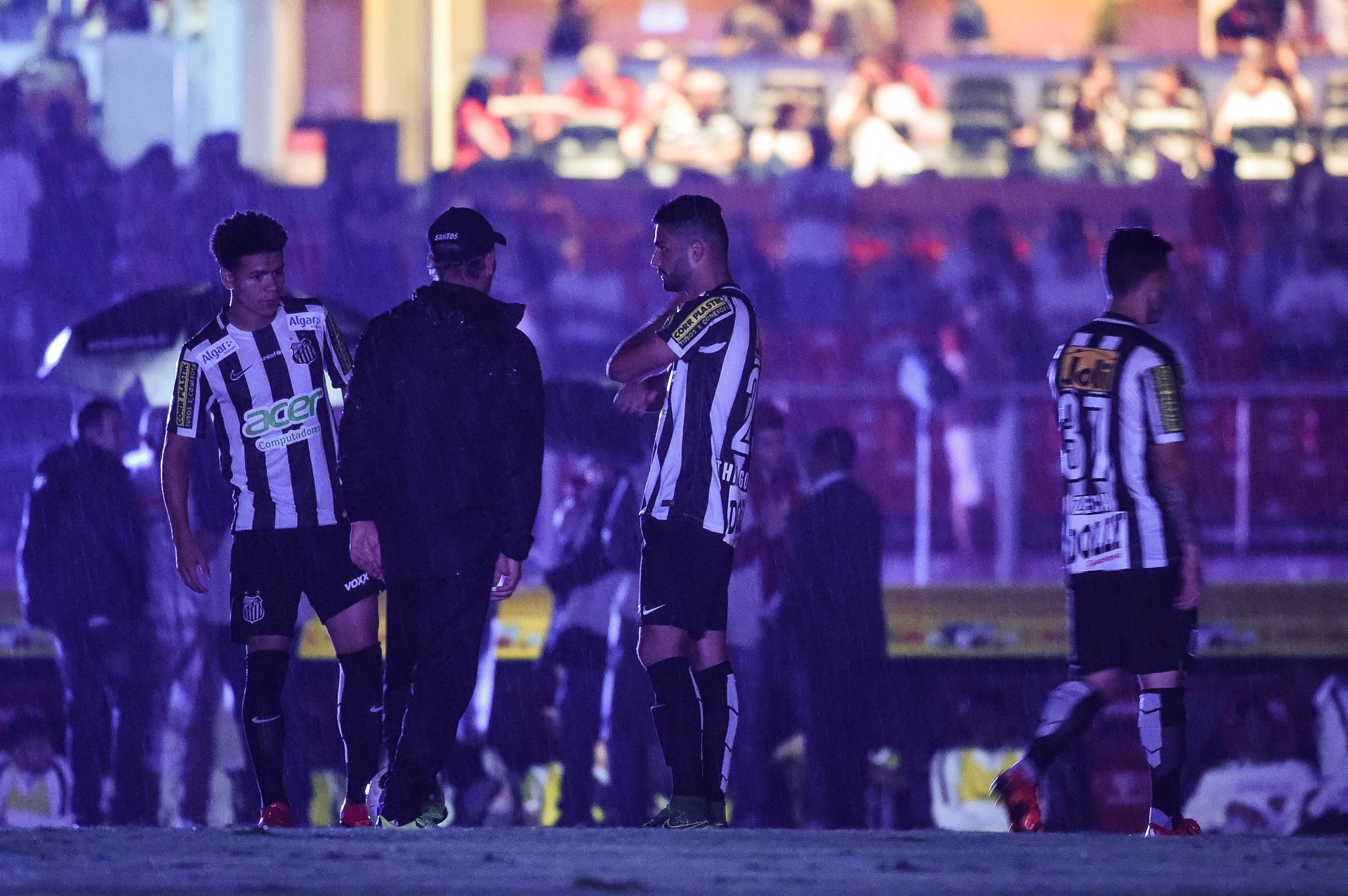 Atletas do Santos aguardam pacientemente pelo retorno da energia elétrica no estádio do Morumbi para o confronto com o São Paulo pela Copa do Brasil - Eduardo Anizelli/Folhapress