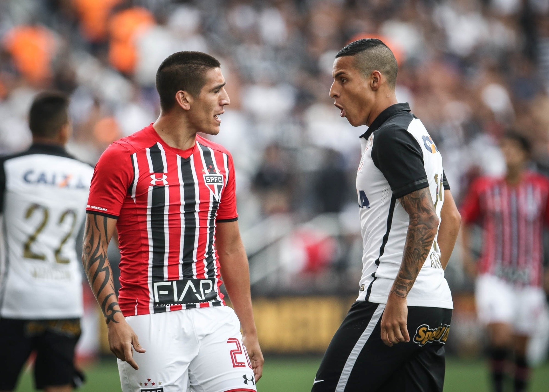 Centurion, do São Paulo, e Arana, do Corinthians, batem boca no começo do clássico na Arena - Ricardo Nogueira/Folhapress