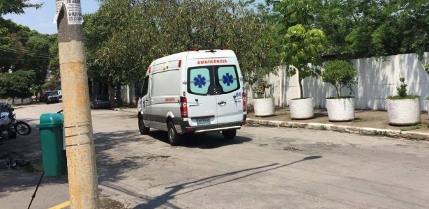 Avô de jovem passa mal e é levado de ambulância para hospital após descobrir que o neto morreu afogado - Luiza Oliveira/UOL Esporte - Luiza Oliveira/UOL Esporte