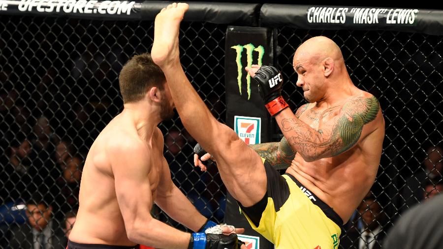 Thiago Pitbull arrisca chute na cabeça do canadense Patrick Cote - Josh Hedges/Zuffa LLC