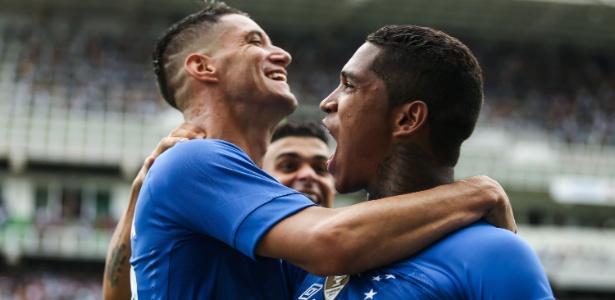 Raniel e Thiago Neves comemora gol que deu vitória ao Cruzeiro no clássico com o Atlético-MG - IGOR RIBEIRO/RAW IMAGE/ESTADÃO CONTEÚDO