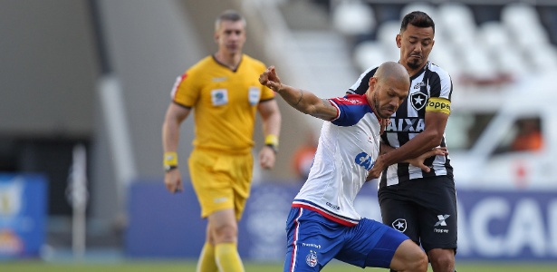 Rodrigo Lindoso marca Nilton em lance do jogo entre Botafogo e Bahia - Vitor Silva/SSPress/Botafogo - Vitor Silva/SSPress/Botafogo