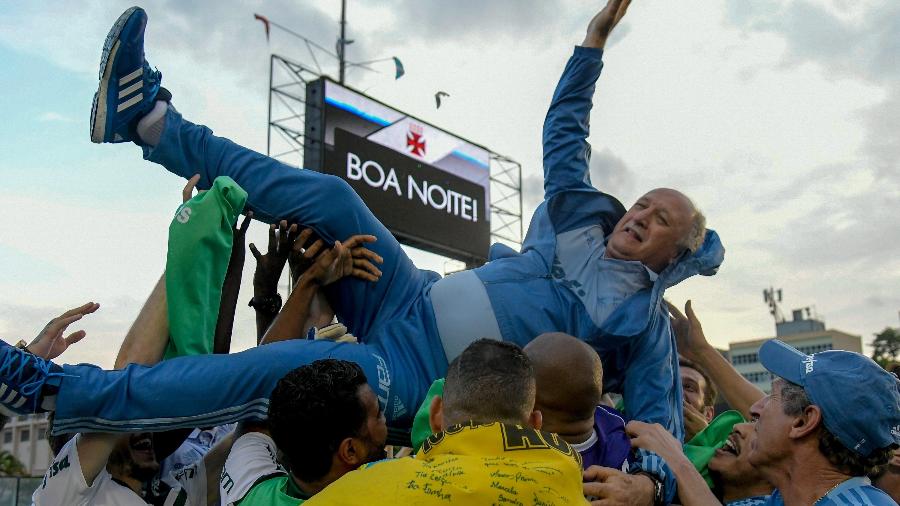 Jogadores do Palmeiras levantam Felipão para comemorar a conquista do título do Brasileirão de 2018 - Thiago Ribeiro/AGIF