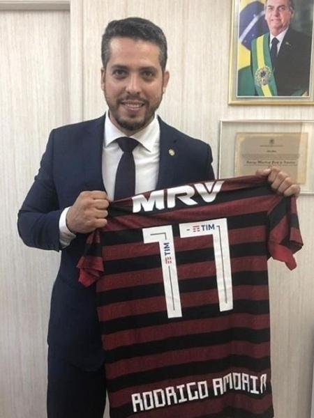 Deputado Rodrigo Amorim, do PSL-RJ, posa com camisa oficial do Flamengo que diz ter recebido da diretoria do clube como homenagem - Reprodução/Instagram