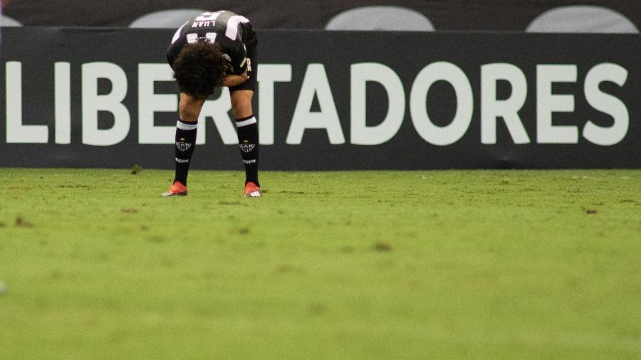 Luan lamenta durante partida entre Atlético-MG e Nacional - Marcelo Alvarenga/AGIF