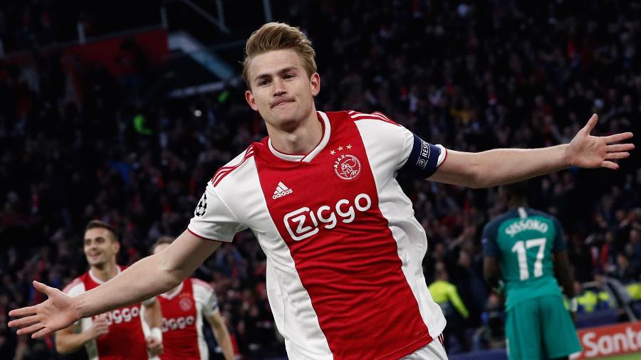 De Ligt comemora gol do Ajax na Liga dos Campeões - Adrian Dennis/AFP
