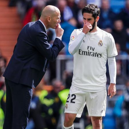 Zidane e Isco conversam durante jogo do Real Madrid - David S. Bustamante/Soccrates/Getty Images