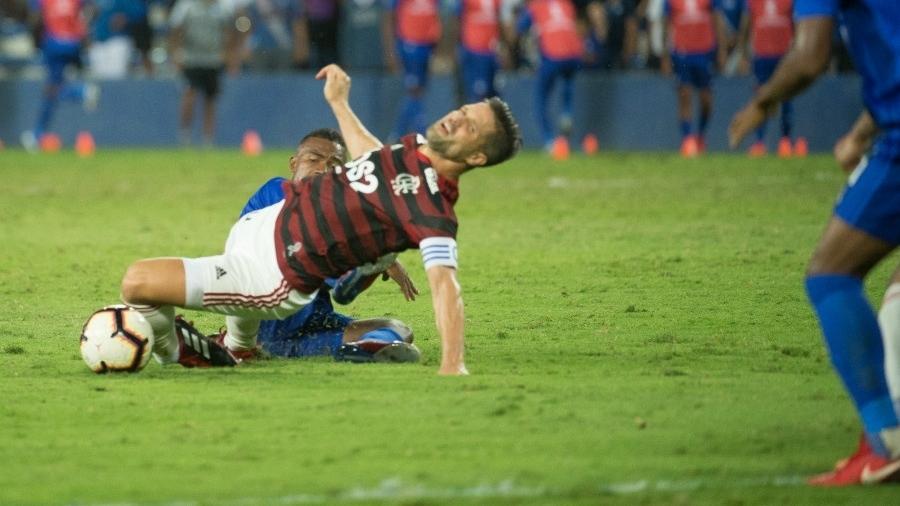 Diego sofre falta de Dixon Arroyo em partida contra o Emelec - sequência 5 - Alexandre Vidal / Flamengo