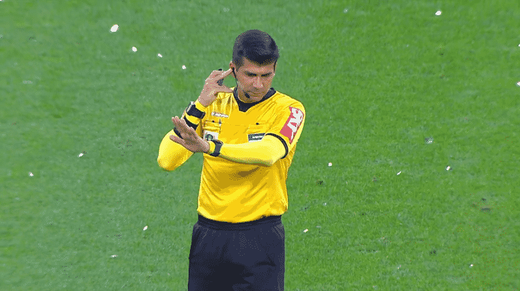 O árbitro Bruno Arleu de Araujo apitou Corinthians x Goiás - reprodução/Premiere - reprodução/Premiere