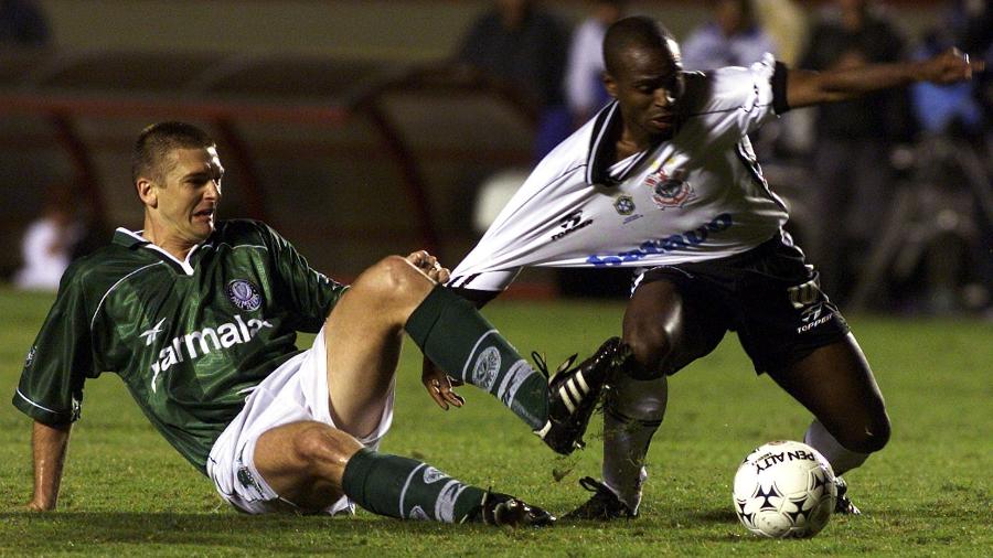 Galeano puxa Edilson, durante a partida entre Corinthians e Palmeiras, pela Libertadores de 1999 - Reuters