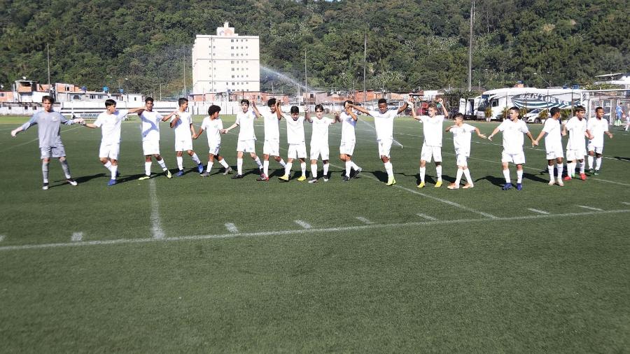 Sub-13 do Santos agradece torcida no CT Meninos da Vila - Pedro Ernesto Guerra Azevedo/Santos FC