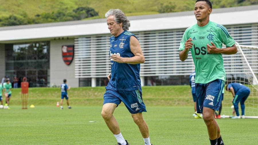Lázaro, cria da base do Flamengo, corre ao lado de Jorge Jesus, técnico do profissional - Marcelo Cortes / Flamengo