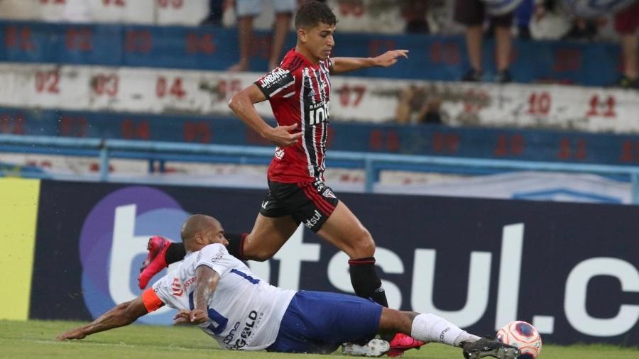 Vitor Bueno, meia-atacante do São Paulo, tenta arrancada contra o Santo André pelo Paulistão de 2020 - Rubens Chiri/saopaulofc.net