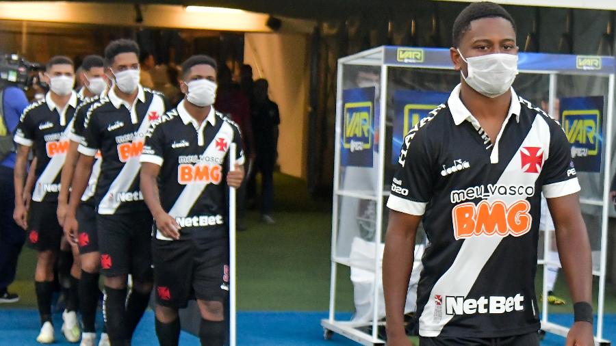 Time do Vasco entraram em campo com máscaras cirúrgicas - Thiago Ribeiro/AGIF