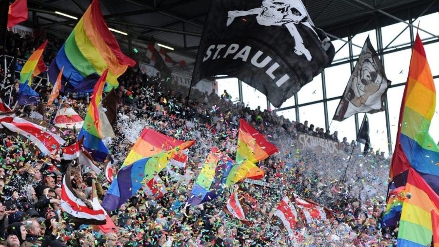 Torcida do St. Pauli, da Alemanha, em dia de protesto em favor do movimento LGBTQ+ - Divulgação