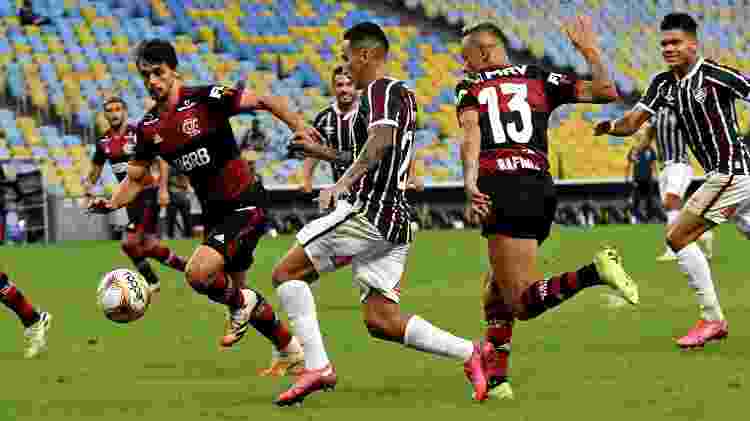 Dodi carrega a bola observado por Yago e Evanílson; trio deu mais equilíbrio ao Fluminense - Mailson Santana/Fluminense FC - Mailson Santana/Fluminense FC