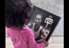 Filha caçula anda pela casa com a foto de Kobe Bryant e diz "papai"