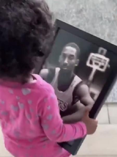 Capri Bryant segura foto do pai, Kobe Bryant, que morreu em acidente - Reprodução/Instagram