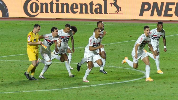 Jogadores do São Paulo comemoram classificação nos pênaltis contra o Fortaleza  - Bruno Ulivieri/Bruno Ulivieri/AGIF - Bruno Ulivieri/Bruno Ulivieri/AGIF