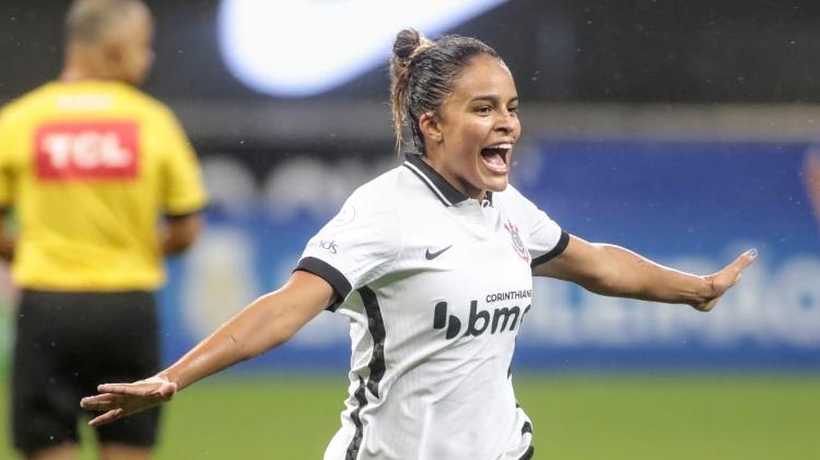 Gabi Nunes comemora o primeiro gol do Corinthians sobre o Avaí/Kinderamann na final do Brasileirão Feminino