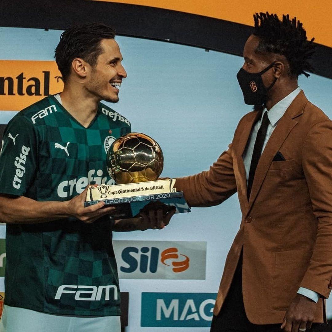 Raphael Veiga recebe prêmio das mãos de Zé Roberto após título da Copa do Brasil  - undefined