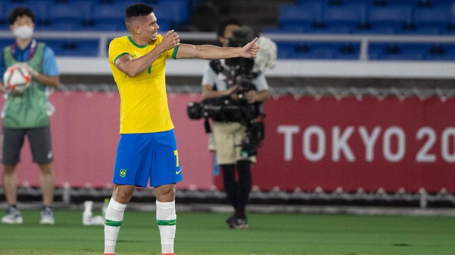 Paulinho já comemorou fazendo flecha em jogo da seleção