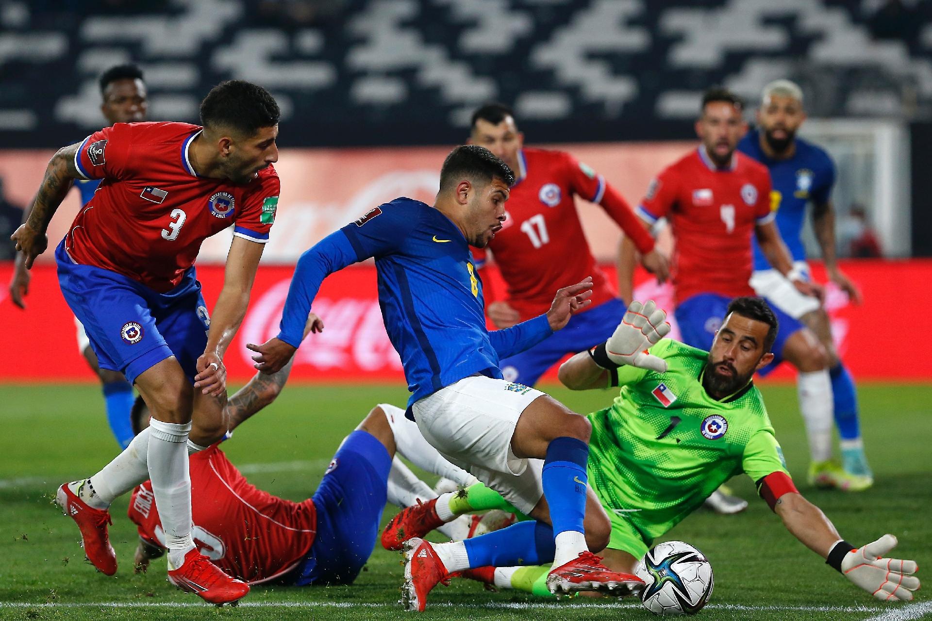 Bruno Guimarães disputa lance em Chile x Brasil nas Eliminatórias - Getty Images