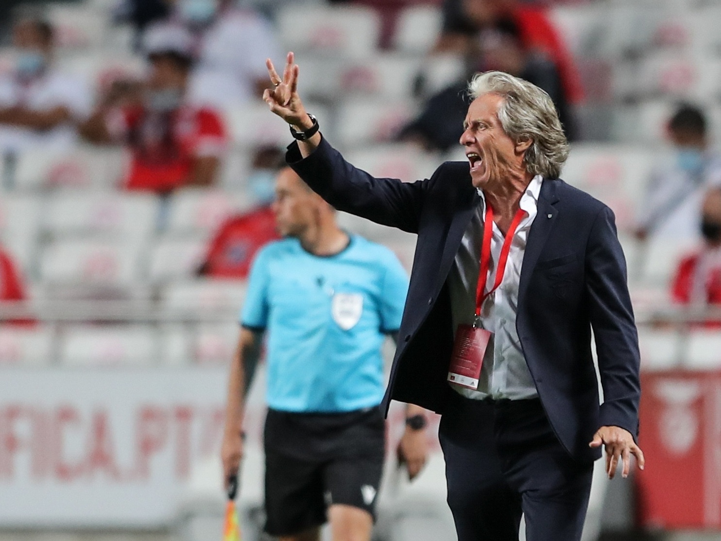 Jorge Jesus pediu silêncio para continuar 'flash interview': «Take