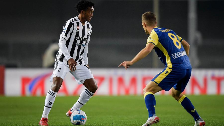 Cuadrado encara a marcação em Hellas Verona x Juventus - Divulgação/JuventusFC
