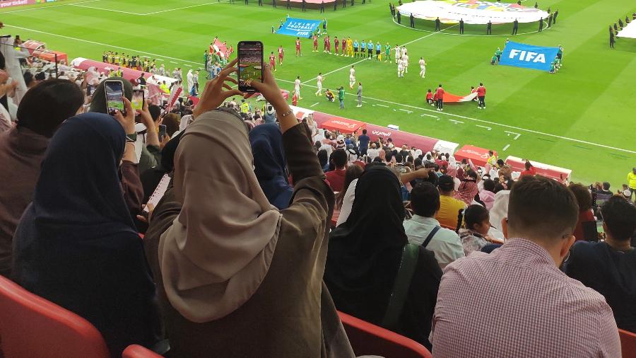 Torcedora tira foto durante jogo no estádio Al Bayt, sede da Copa do Mundo de 2022 - Gabriel Carneiro/UOL