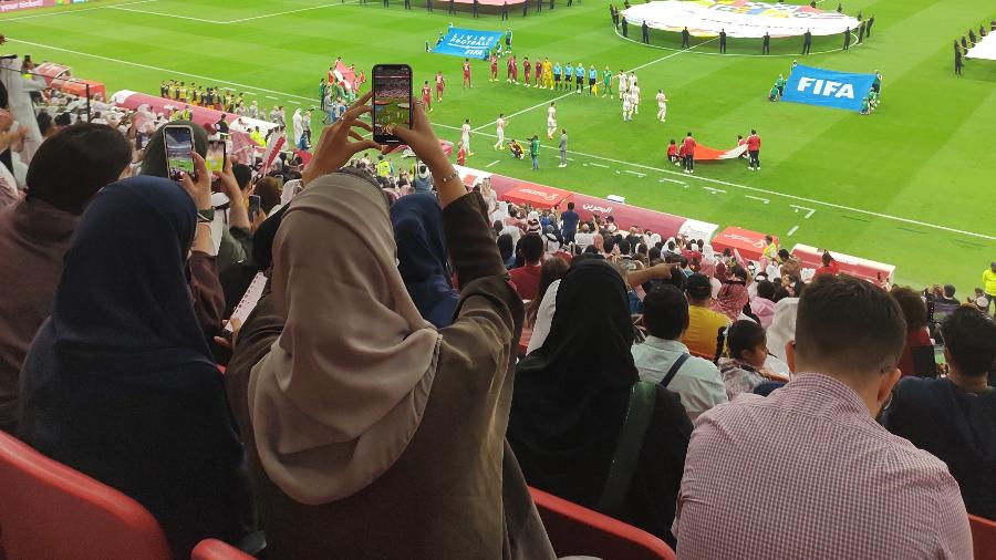 Torcedora tira foto durante jogo no estádio Al Bayt, que terá a festa de abertura da Copa do Mundo de 2022 com Qatar x Equador - Gabriel Carneiro/UOL