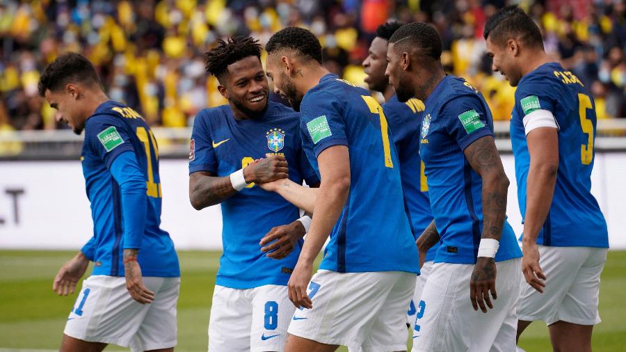 Jogadores da seleção brasileira comemoram gol marcado por Casemiro contra o Equador pelas Eliminatórias da Copa - Santiago Arcos/AFP