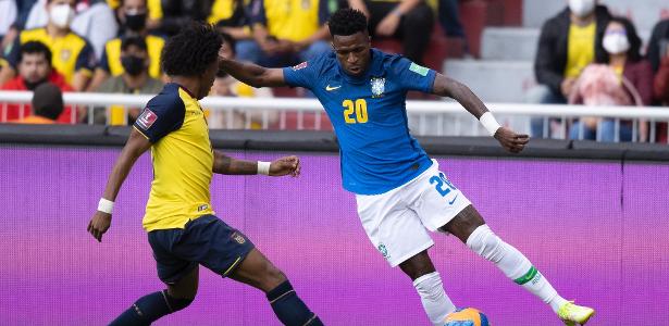 Vinicius Júnior tenta o drible para cima da marcação do Equador em jogo da seleção brasileira
