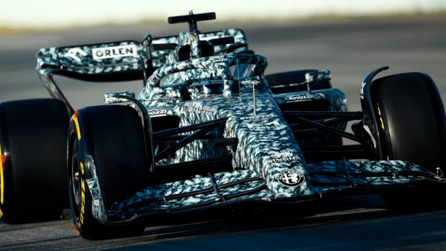 O carro com pintura camuflada da Alfa Romeo nos testes de pré-temporada de 2022 - Divulgação/F1
