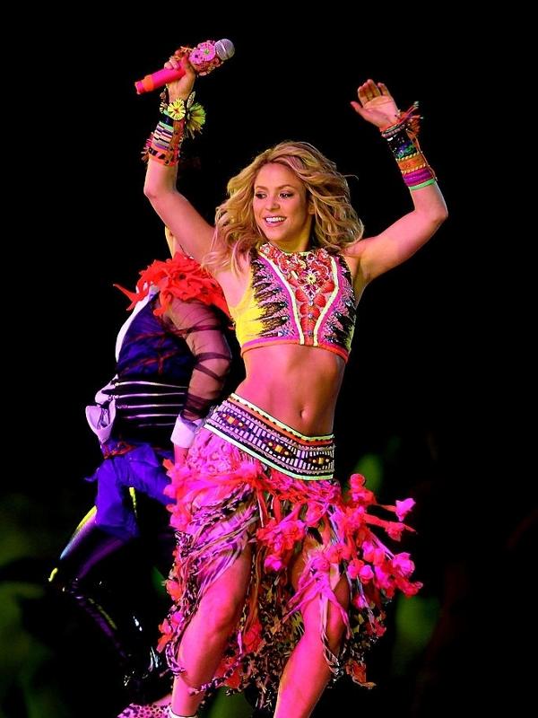 11.07.10- Shakira canta "Waka Waka (This Time for Africa)", em Joanesburgo, na cerimônia de encerramento da Copa do Mundo de 2010 
